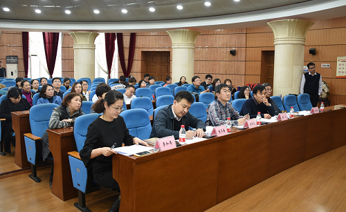 评审专家(前排)认真听取任课教师报告