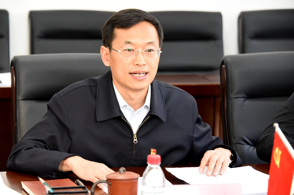 校党委书记王福学主持会议