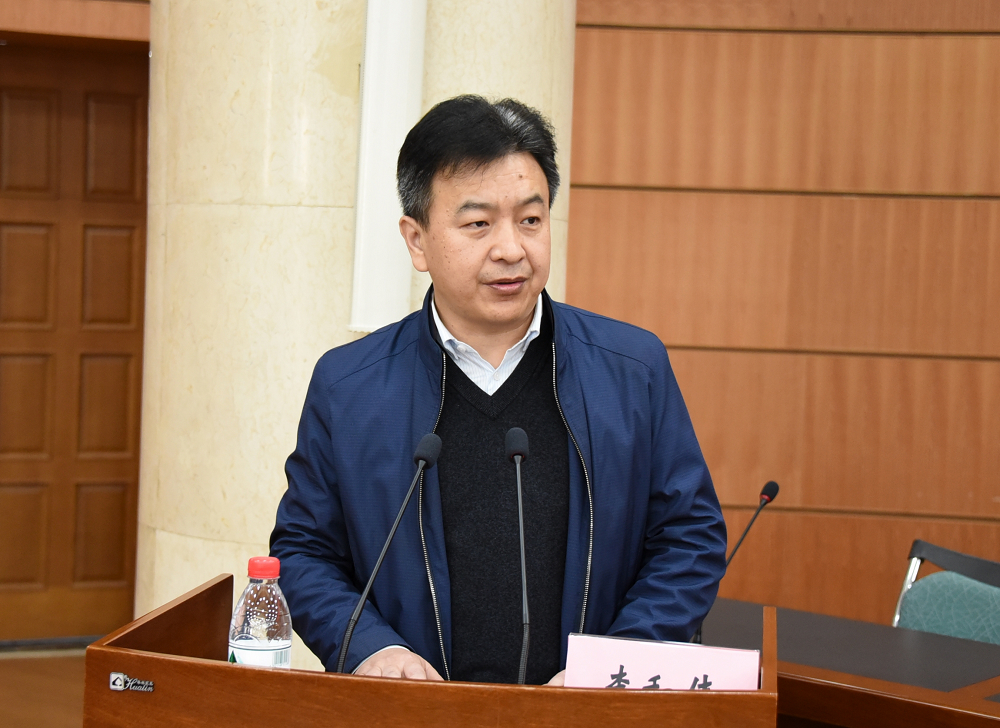 李和伟同志主持会议