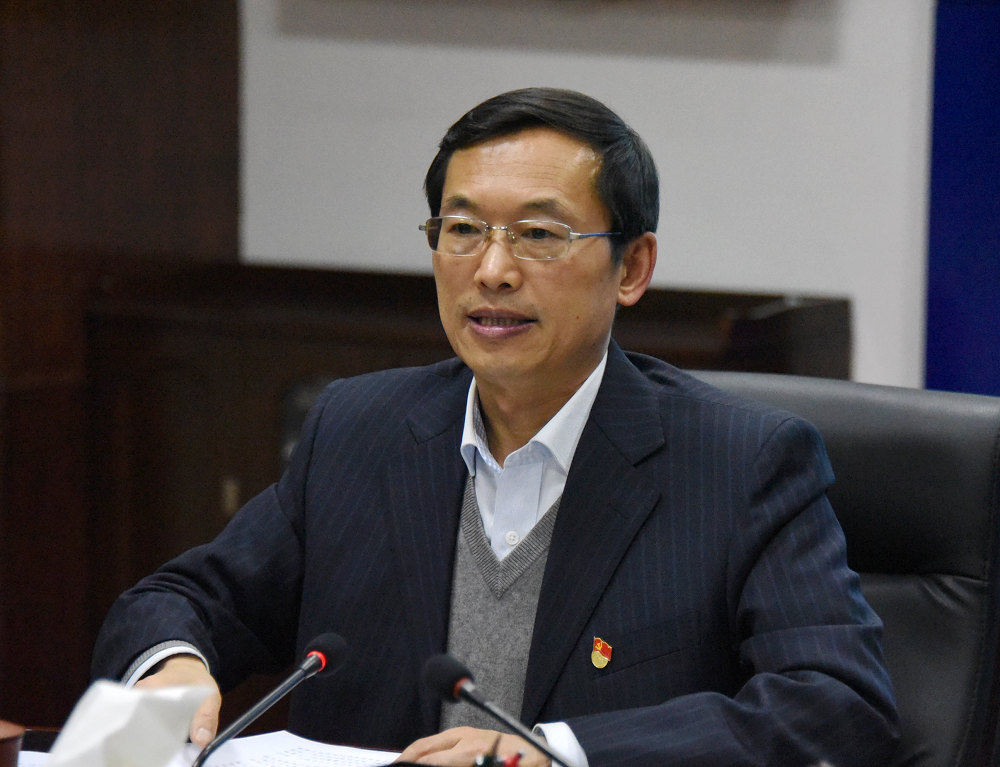 学校党委书记王福学主持会议