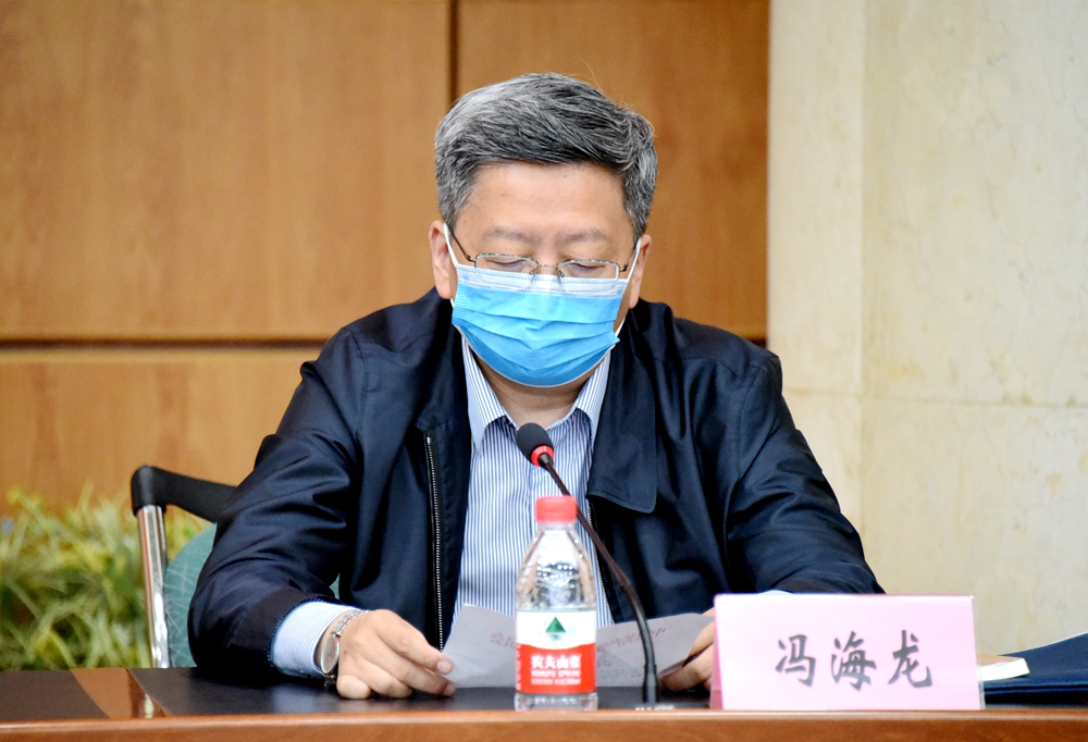 省委组织部副部长冯海龙宣读省委关于郭宏伟同志任职的决定